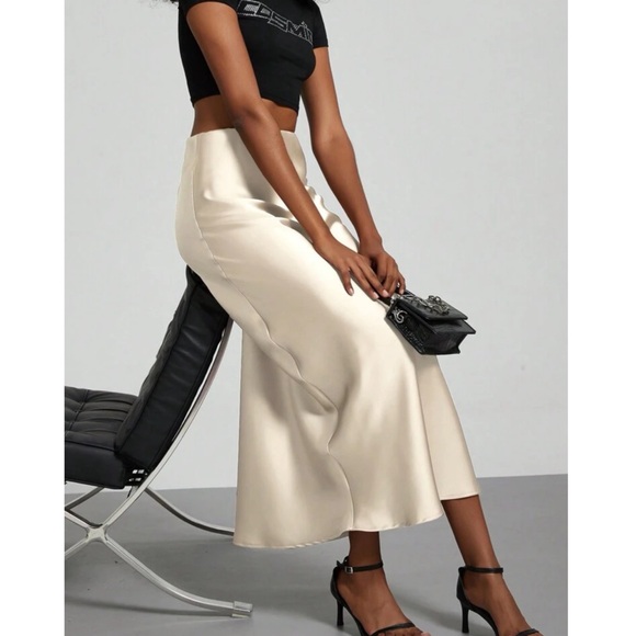 Satin Chic midi skirt in beige - Picture 2 of 6